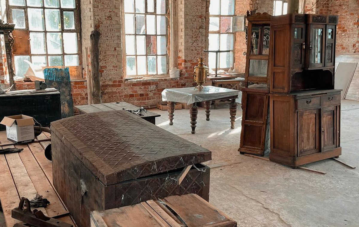 Можно сколько угодно сетовать на состояние исторических построек, а можно взять и что-нибудь сделать. Наглядный тому пример — проект московского филантропа Федора Савинцева. Он выкупил ряд зданий в поселке Мстёра, в том числе объекты фабриканта Крестьянинова, и начал их восстанавливать. О своей инициативе энтузиаст поведал нашему изданию.