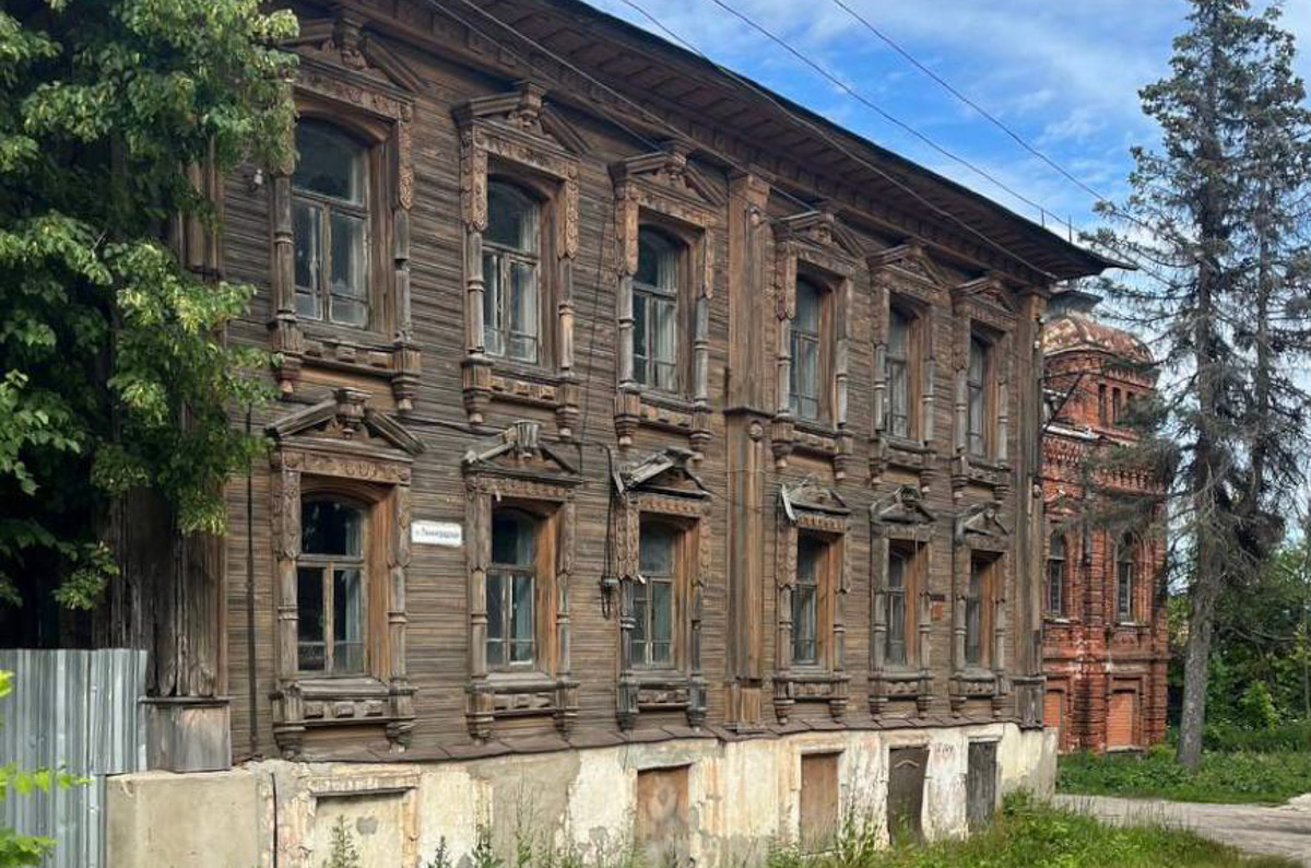 Можно сколько угодно сетовать на состояние исторических построек, а можно взять и что-нибудь сделать. Наглядный тому пример — проект московского филантропа Федора Савинцева. Он выкупил ряд зданий в поселке Мстёра, в том числе объекты фабриканта Крестьянинова, и начал их восстанавливать. О своей инициативе энтузиаст поведал нашему изданию.