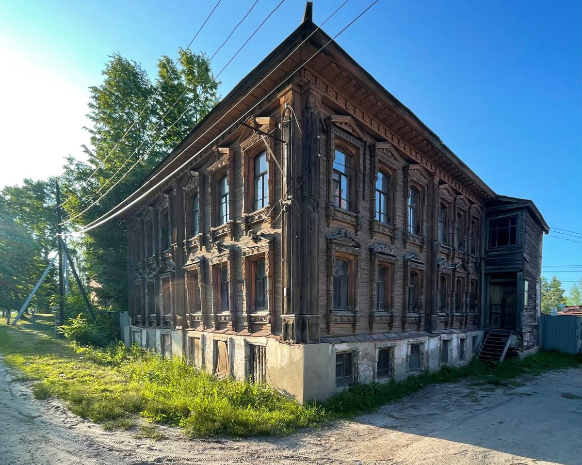 Можно сколько угодно сетовать на состояние исторических построек, а можно взять и что-нибудь сделать. Наглядный тому пример — проект московского филантропа Федора Савинцева. Он выкупил ряд зданий в поселке Мстёра, в том числе объекты фабриканта Крестьянинова, и начал их восстанавливать. О своей инициативе энтузиаст поведал нашему изданию.