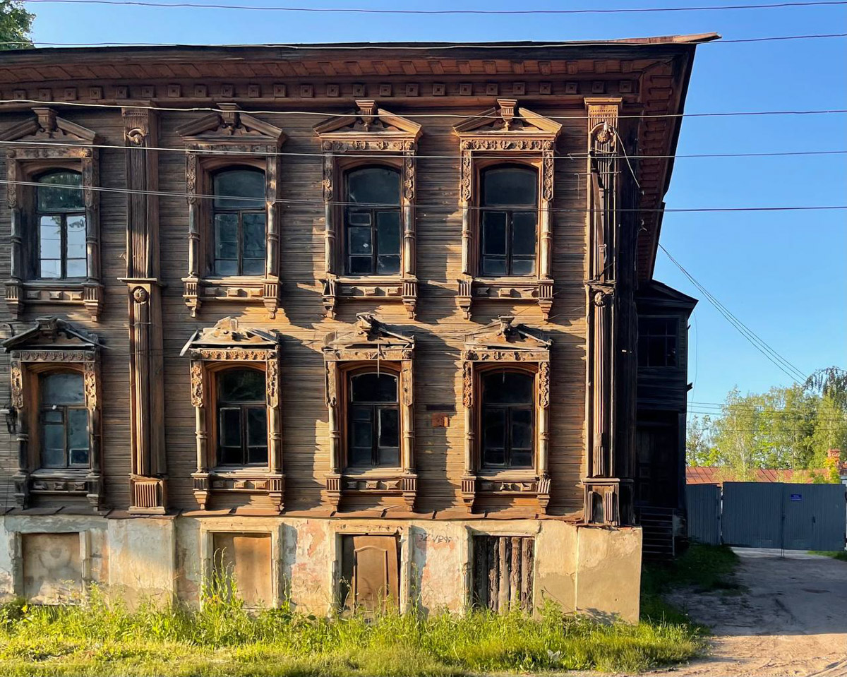 Можно сколько угодно сетовать на состояние исторических построек, а можно взять и что-нибудь сделать. Наглядный тому пример — проект московского филантропа Федора Савинцева. Он выкупил ряд зданий в поселке Мстёра, в том числе объекты фабриканта Крестьянинова, и начал их восстанавливать. О своей инициативе энтузиаст поведал нашему изданию.