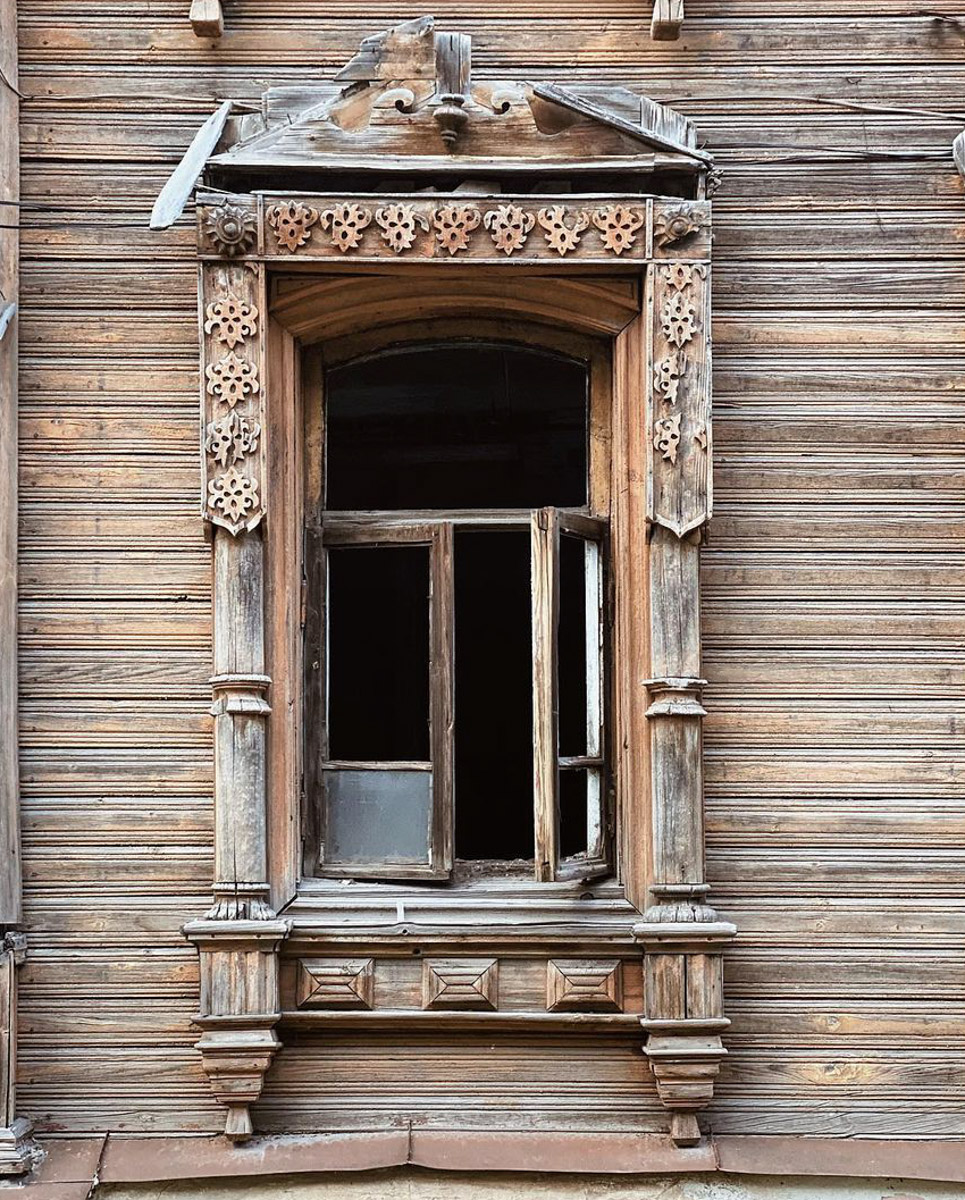 Можно сколько угодно сетовать на состояние исторических построек, а можно взять и что-нибудь сделать. Наглядный тому пример — проект московского филантропа Федора Савинцева. Он выкупил ряд зданий в поселке Мстёра, в том числе объекты фабриканта Крестьянинова, и начал их восстанавливать. О своей инициативе энтузиаст поведал нашему изданию.