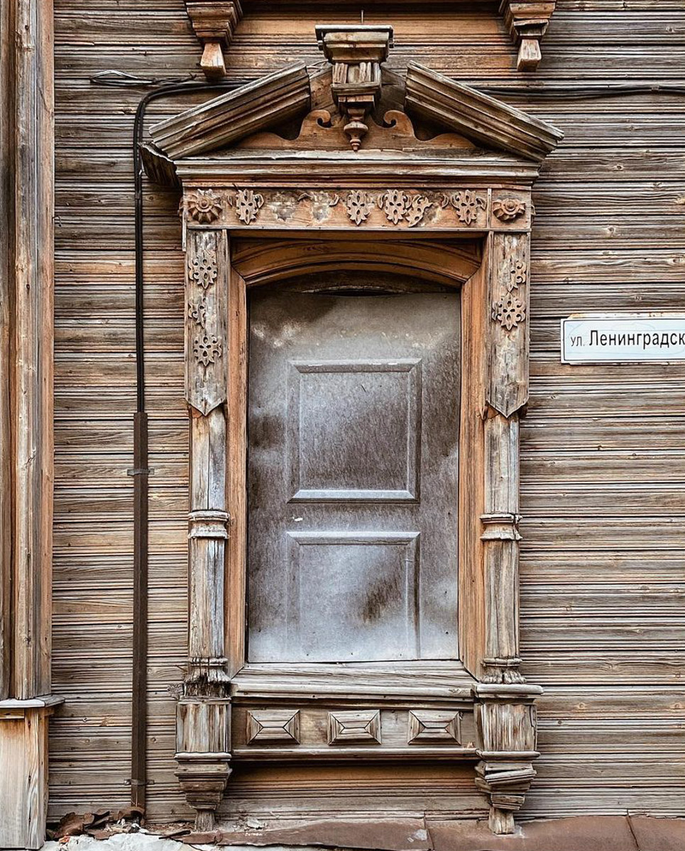 Можно сколько угодно сетовать на состояние исторических построек, а можно взять и что-нибудь сделать. Наглядный тому пример — проект московского филантропа Федора Савинцева. Он выкупил ряд зданий в поселке Мстёра, в том числе объекты фабриканта Крестьянинова, и начал их восстанавливать. О своей инициативе энтузиаст поведал нашему изданию.