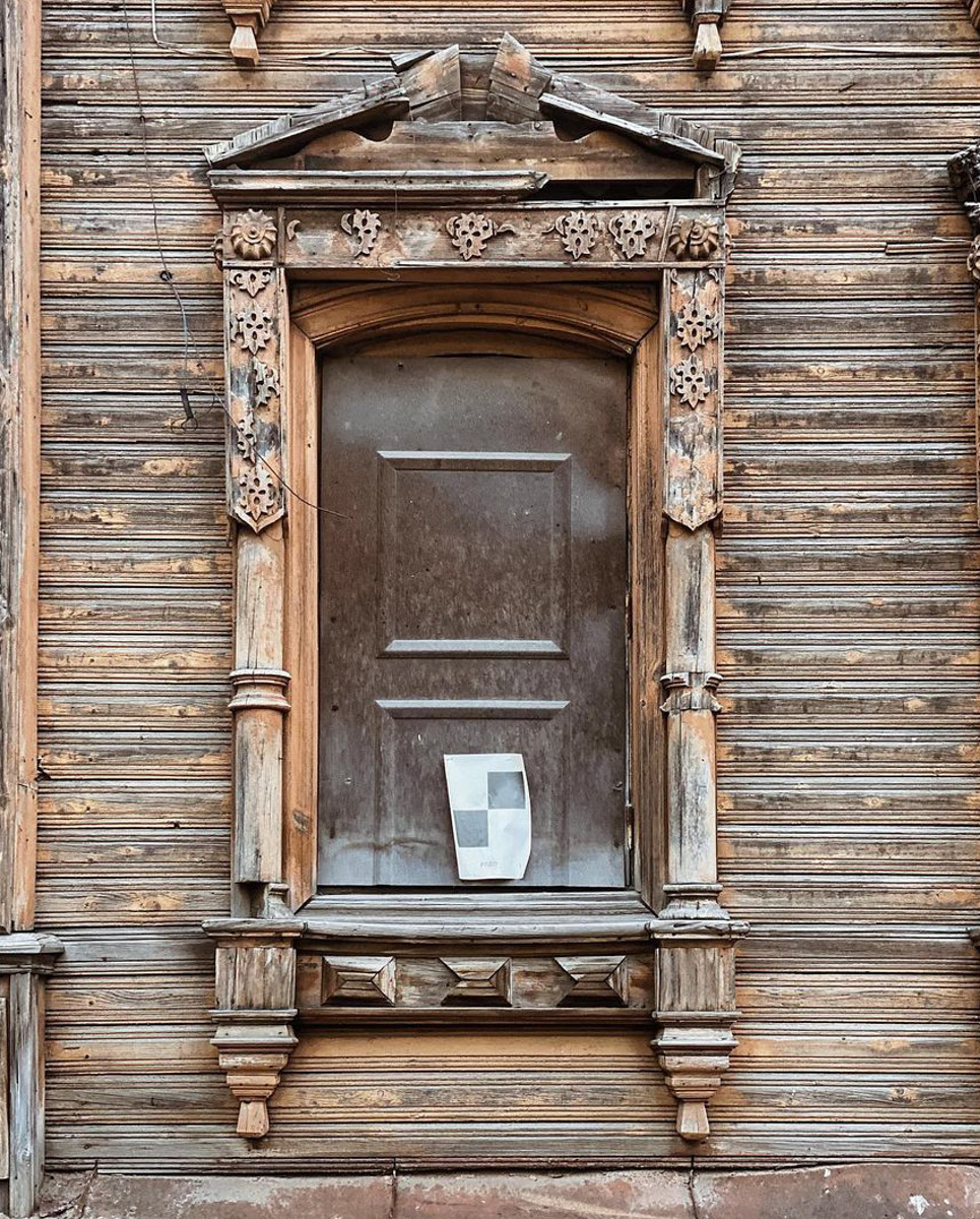 Можно сколько угодно сетовать на состояние исторических построек, а можно взять и что-нибудь сделать. Наглядный тому пример — проект московского филантропа Федора Савинцева. Он выкупил ряд зданий в поселке Мстёра, в том числе объекты фабриканта Крестьянинова, и начал их восстанавливать. О своей инициативе энтузиаст поведал нашему изданию.