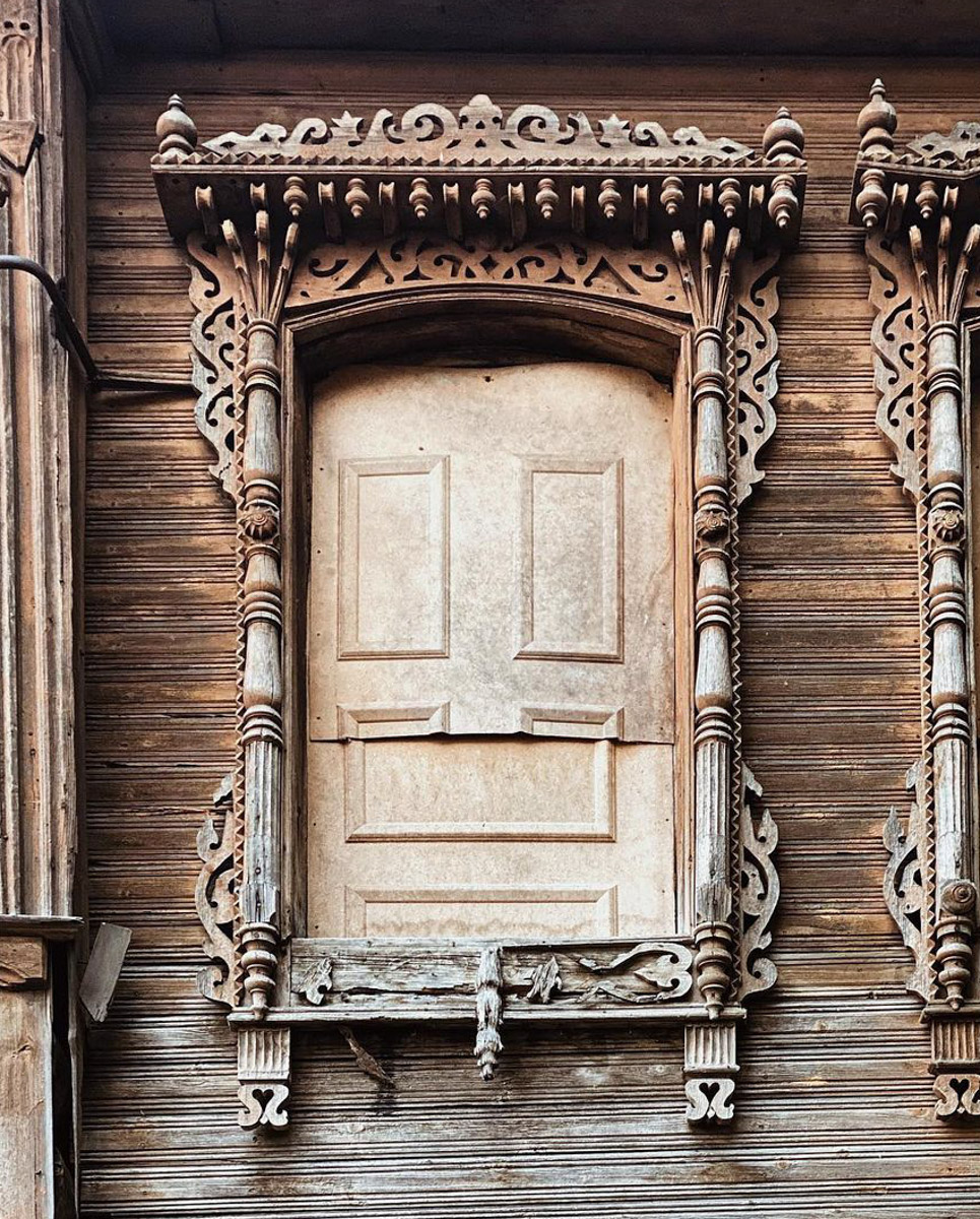 Можно сколько угодно сетовать на состояние исторических построек, а можно взять и что-нибудь сделать. Наглядный тому пример — проект московского филантропа Федора Савинцева. Он выкупил ряд зданий в поселке Мстёра, в том числе объекты фабриканта Крестьянинова, и начал их восстанавливать. О своей инициативе энтузиаст поведал нашему изданию.