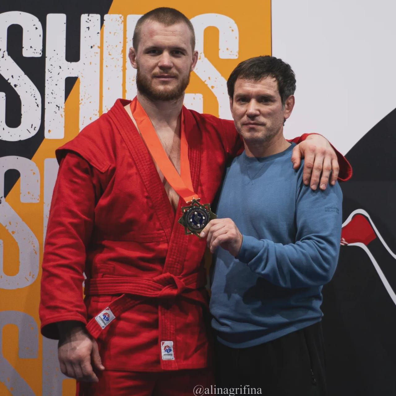 Владимирский спортсмен Антон Коновалов во второй раз выиграл чемпионат мира по самбо и посвятил этот успех самой особенной женщине в своей жизни. Ей же он передал привет сразу после окончания схватки в послематчевом интервью, а нам поведал детали подготовки к важнейшему турниру в своей карьере