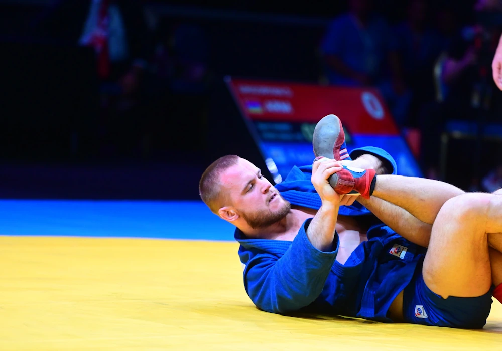 Владимирский спортсмен Антон Коновалов во второй раз выиграл чемпионат мира по самбо и посвятил этот успех самой особенной женщине в своей жизни. Ей же он передал привет сразу после окончания схватки в послематчевом интервью, а нам поведал детали подготовки к важнейшему турниру в своей карьере