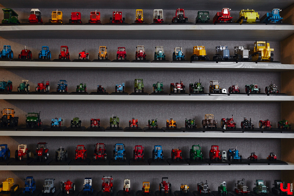 Илья Колушов собрал 140 легендарных моделей из коллекции «Тракторы: история, люди, машины». Вся техника выполнена из пластмассы в масштабе 1:43. «Ключ-Медиа» стал первым изданием, журналистов которого житель Владимира пригласил к себе в гости, дабы лично продемонстрировать нашим читателям разноцветные экспонаты 