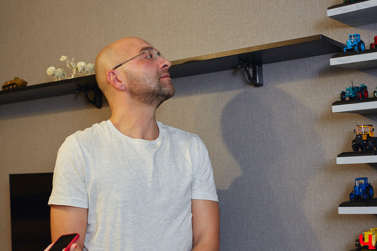 Илья Колушов собрал 140 легендарных моделей из коллекции «Тракторы: история, люди, машины». Вся техника выполнена из пластмассы в масштабе 1:43. «Ключ-Медиа» стал первым изданием, журналистов которого житель Владимира пригласил к себе в гости, дабы лично продемонстрировать нашим читателям разноцветные экспонаты 