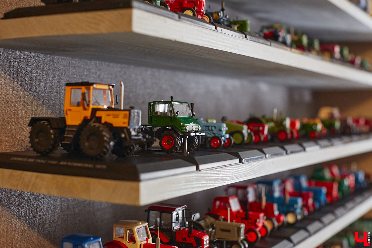 Илья Колушов собрал 140 легендарных моделей из коллекции «Тракторы: история, люди, машины». Вся техника выполнена из пластмассы в масштабе 1:43. «Ключ-Медиа» стал первым изданием, журналистов которого житель Владимира пригласил к себе в гости, дабы лично продемонстрировать нашим читателям разноцветные экспонаты 