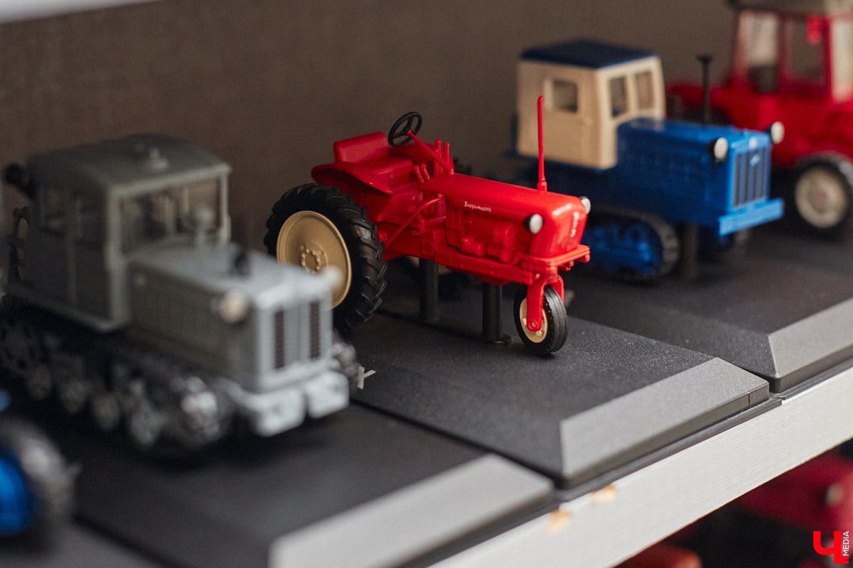 Илья Колушов собрал 140 легендарных моделей из коллекции «Тракторы: история, люди, машины». Вся техника выполнена из пластмассы в масштабе 1:43. «Ключ-Медиа» стал первым изданием, журналистов которого житель Владимира пригласил к себе в гости, дабы лично продемонстрировать нашим читателям разноцветные экспонаты 