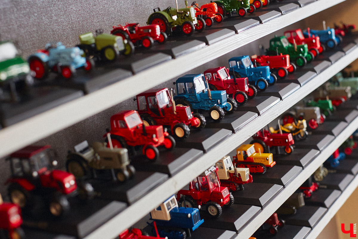 Илья Колушов собрал 140 легендарных моделей из коллекции «Тракторы: история, люди, машины». Вся техника выполнена из пластмассы в масштабе 1:43. «Ключ-Медиа» стал первым изданием, журналистов которого житель Владимира пригласил к себе в гости, дабы лично продемонстрировать нашим читателям разноцветные экспонаты 