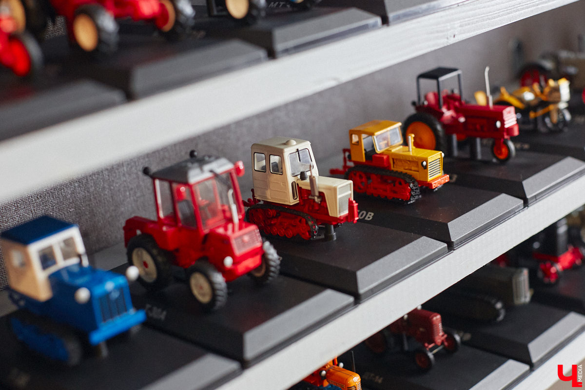 Илья Колушов собрал 140 легендарных моделей из коллекции «Тракторы: история, люди, машины». Вся техника выполнена из пластмассы в масштабе 1:43. «Ключ-Медиа» стал первым изданием, журналистов которого житель Владимира пригласил к себе в гости, дабы лично продемонстрировать нашим читателям разноцветные экспонаты 