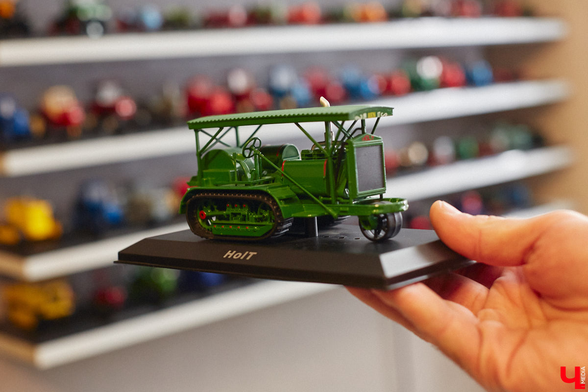 Илья Колушов собрал 140 легендарных моделей из коллекции «Тракторы: история, люди, машины». Вся техника выполнена из пластмассы в масштабе 1:43. «Ключ-Медиа» стал первым изданием, журналистов которого житель Владимира пригласил к себе в гости, дабы лично продемонстрировать нашим читателям разноцветные экспонаты 