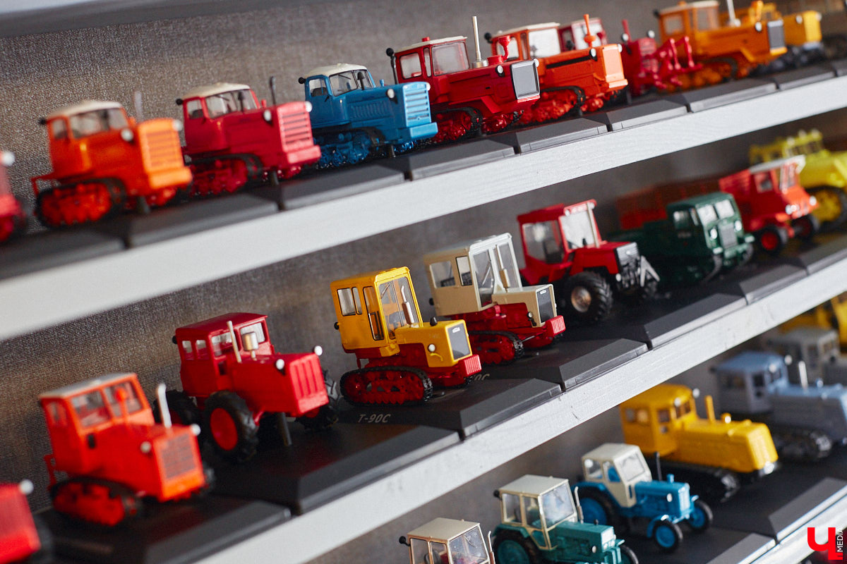 Илья Колушов собрал 140 легендарных моделей из коллекции «Тракторы: история, люди, машины». Вся техника выполнена из пластмассы в масштабе 1:43. «Ключ-Медиа» стал первым изданием, журналистов которого житель Владимира пригласил к себе в гости, дабы лично продемонстрировать нашим читателям разноцветные экспонаты 