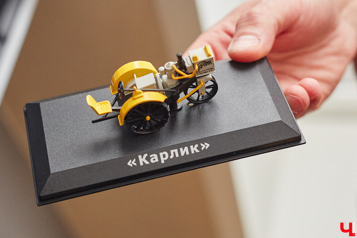 Илья Колушов собрал 140 легендарных моделей из коллекции «Тракторы: история, люди, машины». Вся техника выполнена из пластмассы в масштабе 1:43. «Ключ-Медиа» стал первым изданием, журналистов которого житель Владимира пригласил к себе в гости, дабы лично продемонстрировать нашим читателям разноцветные экспонаты 