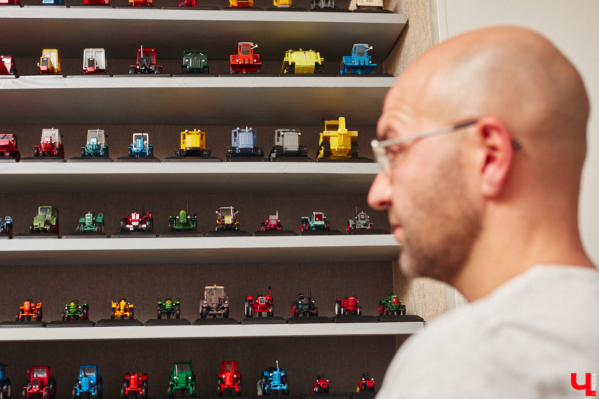 Илья Колушов собрал 140 легендарных моделей из коллекции «Тракторы: история, люди, машины». Вся техника выполнена из пластмассы в масштабе 1:43. «Ключ-Медиа» стал первым изданием, журналистов которого житель Владимира пригласил к себе в гости, дабы лично продемонстрировать нашим читателям разноцветные экспонаты 