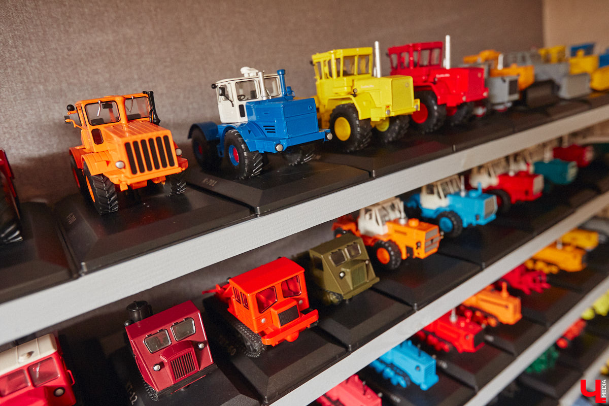 Илья Колушов собрал 140 легендарных моделей из коллекции «Тракторы: история, люди, машины». Вся техника выполнена из пластмассы в масштабе 1:43. «Ключ-Медиа» стал первым изданием, журналистов которого житель Владимира пригласил к себе в гости, дабы лично продемонстрировать нашим читателям разноцветные экспонаты 