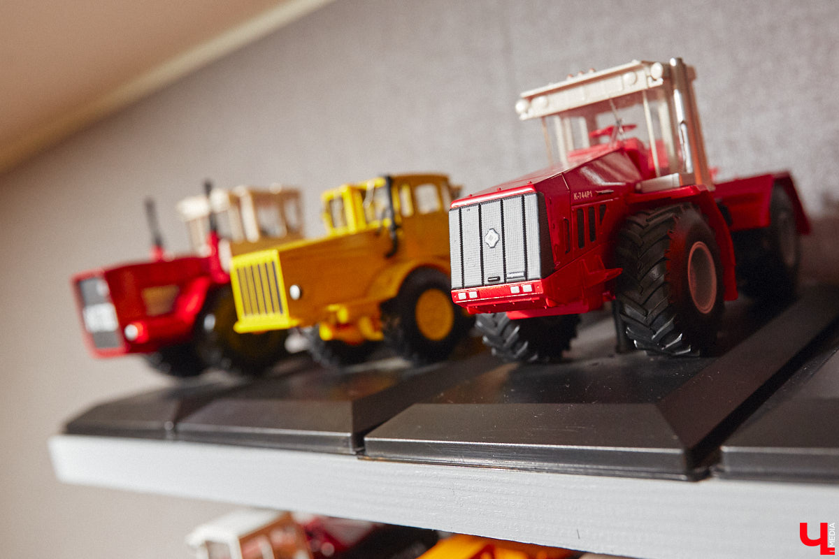 Илья Колушов собрал 140 легендарных моделей из коллекции «Тракторы: история, люди, машины». Вся техника выполнена из пластмассы в масштабе 1:43. «Ключ-Медиа» стал первым изданием, журналистов которого житель Владимира пригласил к себе в гости, дабы лично продемонстрировать нашим читателям разноцветные экспонаты 