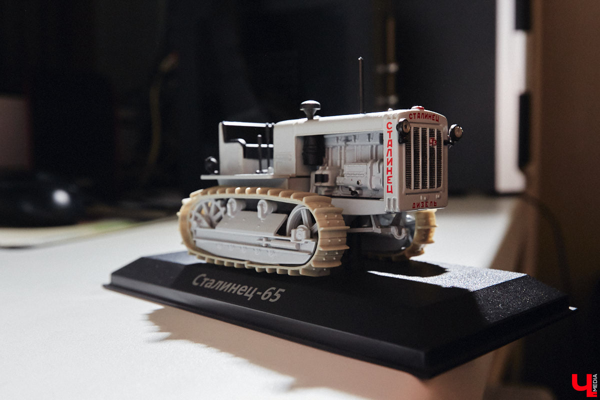 Илья Колушов собрал 140 легендарных моделей из коллекции «Тракторы: история, люди, машины». Вся техника выполнена из пластмассы в масштабе 1:43. «Ключ-Медиа» стал первым изданием, журналистов которого житель Владимира пригласил к себе в гости, дабы лично продемонстрировать нашим читателям разноцветные экспонаты 