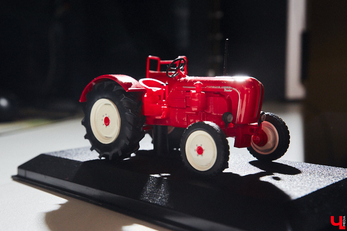 Илья Колушов собрал 140 легендарных моделей из коллекции «Тракторы: история, люди, машины». Вся техника выполнена из пластмассы в масштабе 1:43. «Ключ-Медиа» стал первым изданием, журналистов которого житель Владимира пригласил к себе в гости, дабы лично продемонстрировать нашим читателям разноцветные экспонаты 