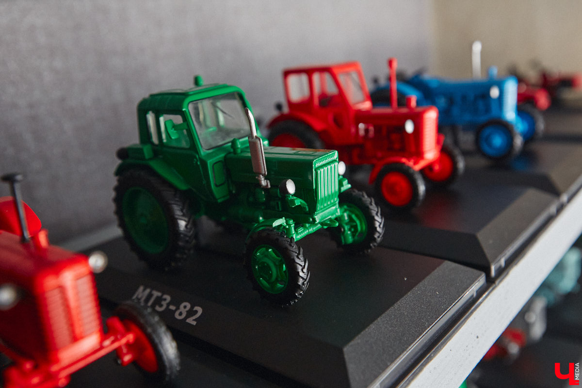 Илья Колушов собрал 140 легендарных моделей из коллекции «Тракторы: история, люди, машины». Вся техника выполнена из пластмассы в масштабе 1:43. «Ключ-Медиа» стал первым изданием, журналистов которого житель Владимира пригласил к себе в гости, дабы лично продемонстрировать нашим читателям разноцветные экспонаты 