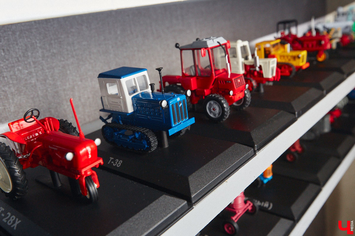 Илья Колушов собрал 140 легендарных моделей из коллекции «Тракторы: история, люди, машины». Вся техника выполнена из пластмассы в масштабе 1:43. «Ключ-Медиа» стал первым изданием, журналистов которого житель Владимира пригласил к себе в гости, дабы лично продемонстрировать нашим читателям разноцветные экспонаты 