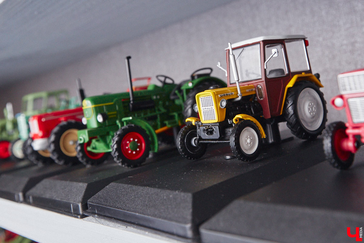 Илья Колушов собрал 140 легендарных моделей из коллекции «Тракторы: история, люди, машины». Вся техника выполнена из пластмассы в масштабе 1:43. «Ключ-Медиа» стал первым изданием, журналистов которого житель Владимира пригласил к себе в гости, дабы лично продемонстрировать нашим читателям разноцветные экспонаты 