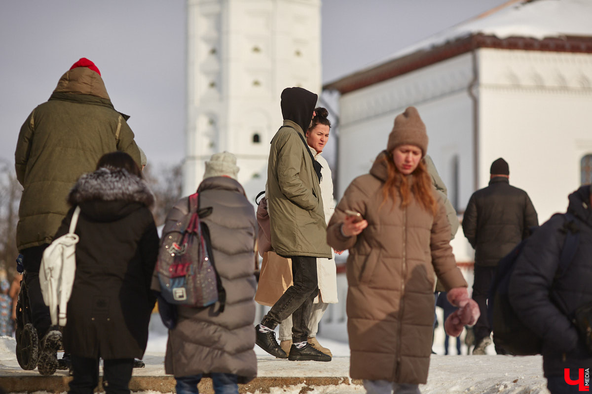 Ожидается, что в зимние каникулы в Суздале забронируют около 90 % гостиничных номеров. И это неудивительно. Новогодние празднования обещают быть масштабными. Например, в город-музей приедет главный волшебник России. Также там начнет работу каток, где регулярно будет идти ледовое шоу под руководством Ирины Слуцкой.
