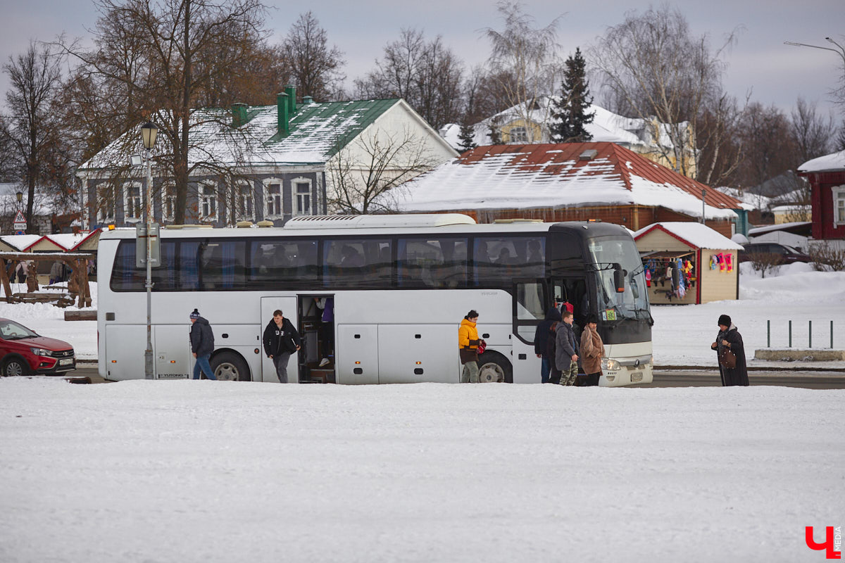 Ожидается, что в зимние каникулы в Суздале забронируют около 90 % гостиничных номеров. И это неудивительно. Новогодние празднования обещают быть масштабными. Например, в город-музей приедет главный волшебник России. Также там начнет работу каток, где регулярно будет идти ледовое шоу под руководством Ирины Слуцкой.