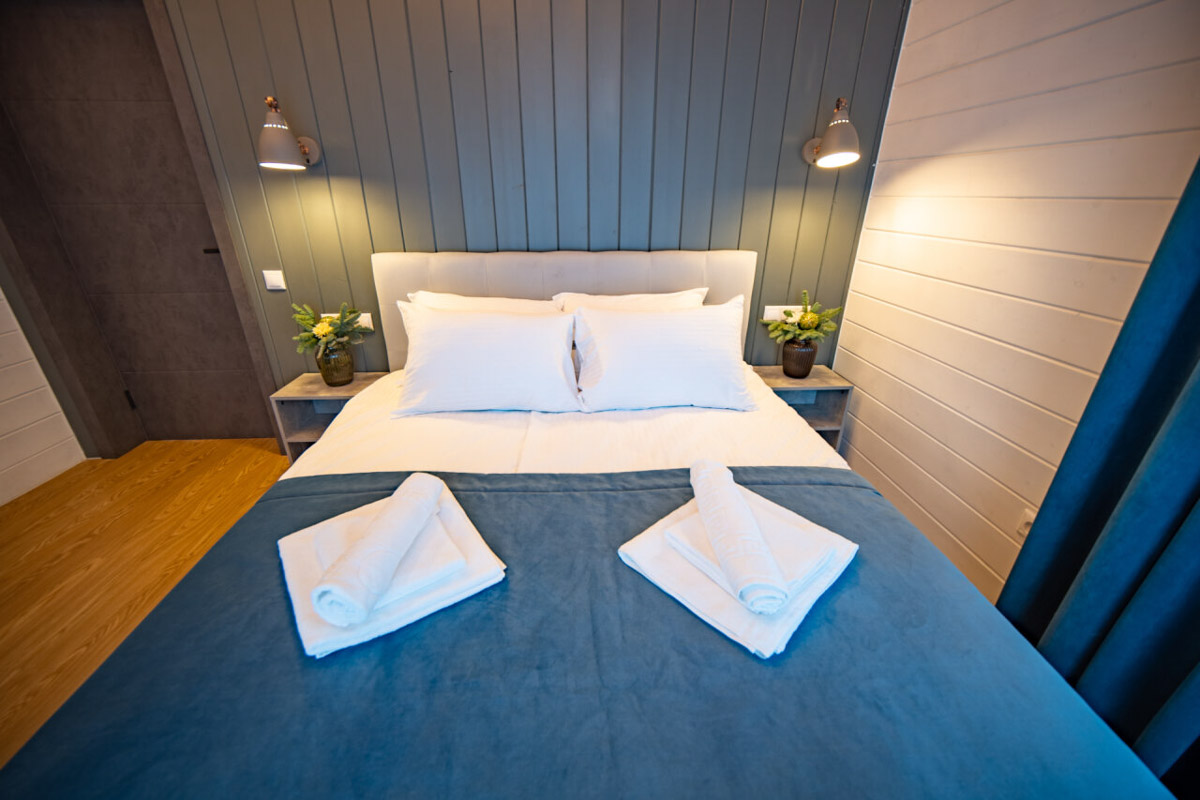 В центре областной столицы уже начали собирать новогоднюю елку, а это верный признак того, что до праздников осталось совсем немного времени. Пора задуматься о месте для торжества. По статистике, большинство россиян останутся дома, и только каждый десятый отправится на дачу или снимет жилье за городом. «Ключ-Медиа» посмотрел все имеющиеся предложения и составил свой топ-5 наиболее интересных вариантов за пределами Владимира.