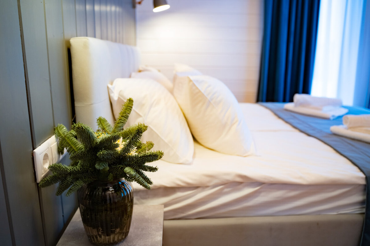 В центре областной столицы уже начали собирать новогоднюю елку, а это верный признак того, что до праздников осталось совсем немного времени. Пора задуматься о месте для торжества. По статистике, большинство россиян останутся дома, и только каждый десятый отправится на дачу или снимет жилье за городом. «Ключ-Медиа» посмотрел все имеющиеся предложения и составил свой топ-5 наиболее интересных вариантов за пределами Владимира.