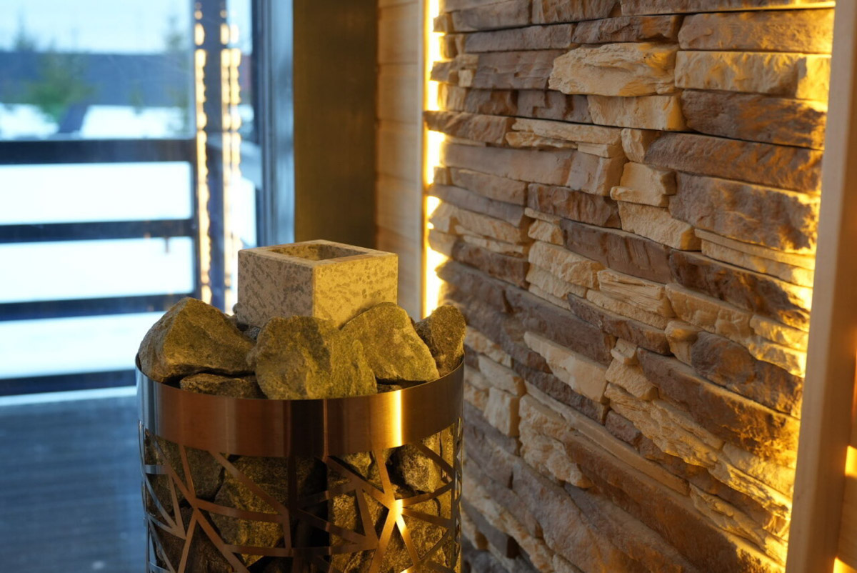 В центре областной столицы уже начали собирать новогоднюю елку, а это верный признак того, что до праздников осталось совсем немного времени. Пора задуматься о месте для торжества. По статистике, большинство россиян останутся дома, и только каждый десятый отправится на дачу или снимет жилье за городом. «Ключ-Медиа» посмотрел все имеющиеся предложения и составил свой топ-5 наиболее интересных вариантов за пределами Владимира.