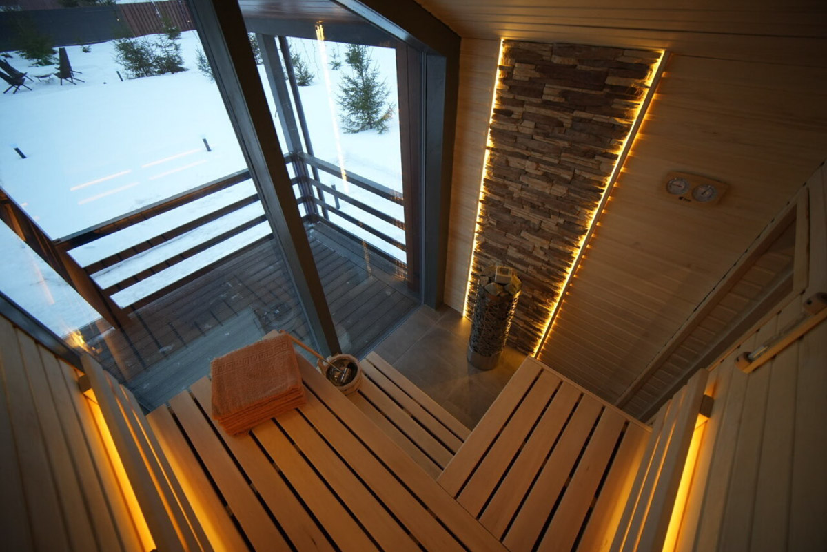 В центре областной столицы уже начали собирать новогоднюю елку, а это верный признак того, что до праздников осталось совсем немного времени. Пора задуматься о месте для торжества. По статистике, большинство россиян останутся дома, и только каждый десятый отправится на дачу или снимет жилье за городом. «Ключ-Медиа» посмотрел все имеющиеся предложения и составил свой топ-5 наиболее интересных вариантов за пределами Владимира.