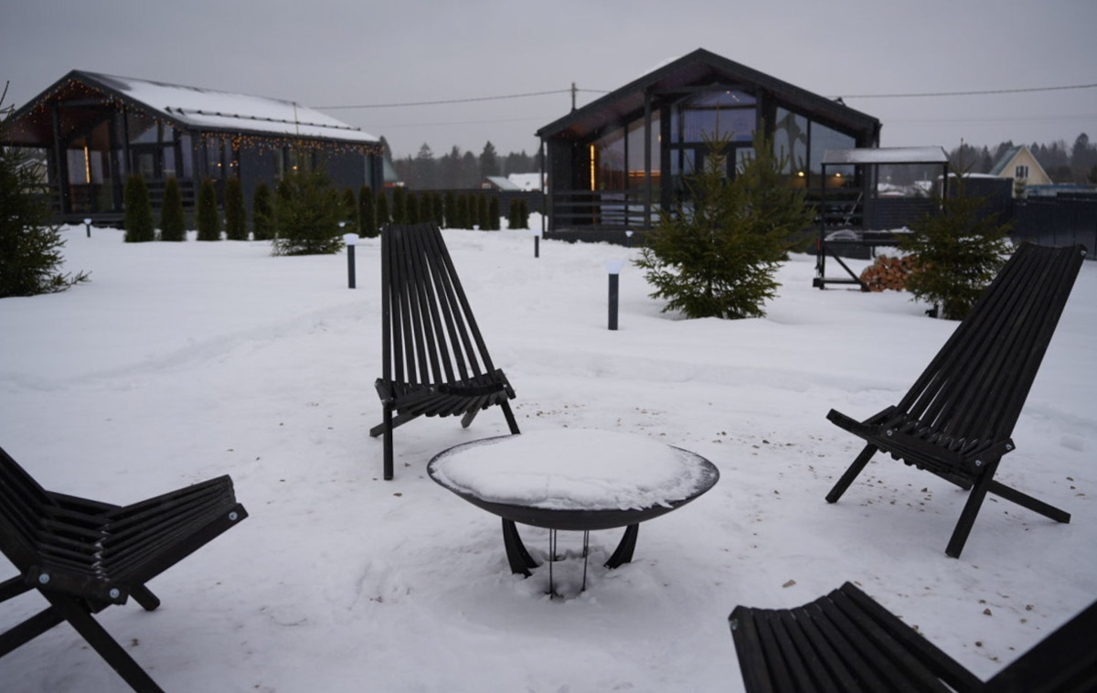 В центре областной столицы уже начали собирать новогоднюю елку, а это верный признак того, что до праздников осталось совсем немного времени. Пора задуматься о месте для торжества. По статистике, большинство россиян останутся дома, и только каждый десятый отправится на дачу или снимет жилье за городом. «Ключ-Медиа» посмотрел все имеющиеся предложения и составил свой топ-5 наиболее интересных вариантов за пределами Владимира.
