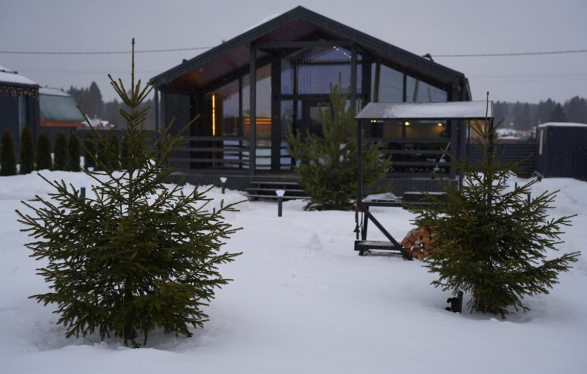 В центре областной столицы уже начали собирать новогоднюю елку, а это верный признак того, что до праздников осталось совсем немного времени. Пора задуматься о месте для торжества. По статистике, большинство россиян останутся дома, и только каждый десятый отправится на дачу или снимет жилье за городом. «Ключ-Медиа» посмотрел все имеющиеся предложения и составил свой топ-5 наиболее интересных вариантов за пределами Владимира.