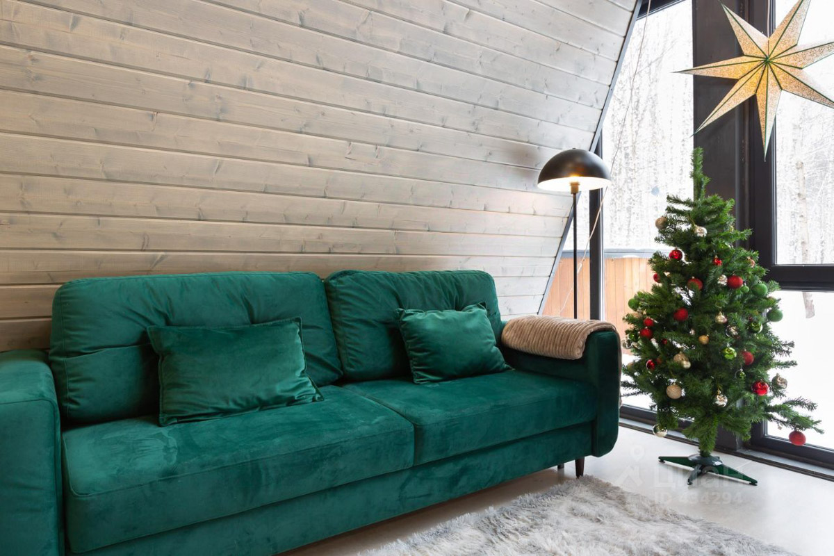 В центре областной столицы уже начали собирать новогоднюю елку, а это верный признак того, что до праздников осталось совсем немного времени. Пора задуматься о месте для торжества. По статистике, большинство россиян останутся дома, и только каждый десятый отправится на дачу или снимет жилье за городом. «Ключ-Медиа» посмотрел все имеющиеся предложения и составил свой топ-5 наиболее интересных вариантов за пределами Владимира.