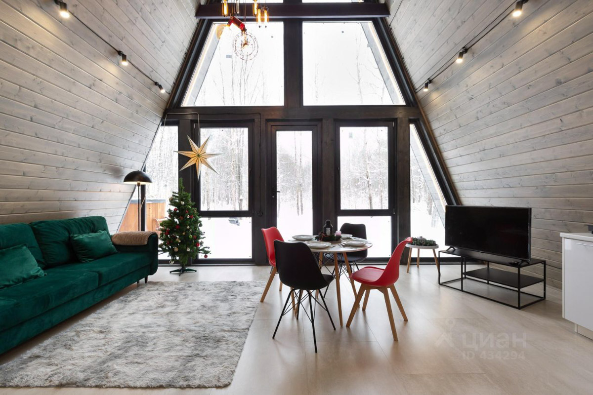 В центре областной столицы уже начали собирать новогоднюю елку, а это верный признак того, что до праздников осталось совсем немного времени. Пора задуматься о месте для торжества. По статистике, большинство россиян останутся дома, и только каждый десятый отправится на дачу или снимет жилье за городом. «Ключ-Медиа» посмотрел все имеющиеся предложения и составил свой топ-5 наиболее интересных вариантов за пределами Владимира.