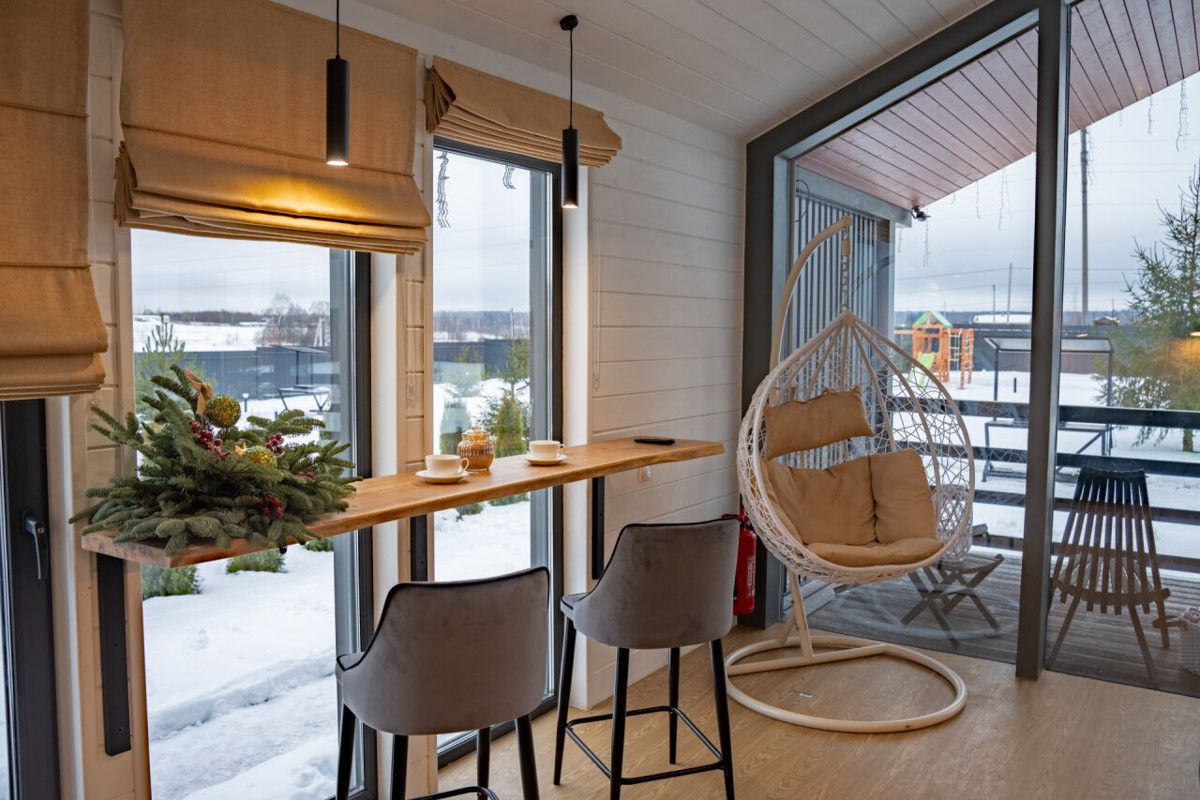 В центре областной столицы уже начали собирать новогоднюю елку, а это верный признак того, что до праздников осталось совсем немного времени. Пора задуматься о месте для торжества. По статистике, большинство россиян останутся дома, и только каждый десятый отправится на дачу или снимет жилье за городом. «Ключ-Медиа» посмотрел все имеющиеся предложения и составил свой топ-5 наиболее интересных вариантов за пределами Владимира.