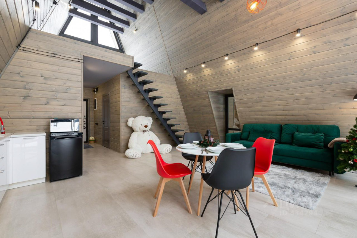 В центре областной столицы уже начали собирать новогоднюю елку, а это верный признак того, что до праздников осталось совсем немного времени. Пора задуматься о месте для торжества. По статистике, большинство россиян останутся дома, и только каждый десятый отправится на дачу или снимет жилье за городом. «Ключ-Медиа» посмотрел все имеющиеся предложения и составил свой топ-5 наиболее интересных вариантов за пределами Владимира.