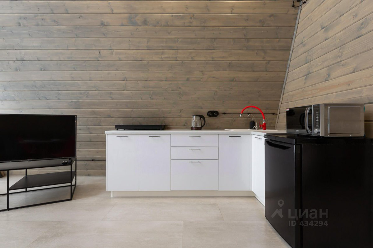 В центре областной столицы уже начали собирать новогоднюю елку, а это верный признак того, что до праздников осталось совсем немного времени. Пора задуматься о месте для торжества. По статистике, большинство россиян останутся дома, и только каждый десятый отправится на дачу или снимет жилье за городом. «Ключ-Медиа» посмотрел все имеющиеся предложения и составил свой топ-5 наиболее интересных вариантов за пределами Владимира.