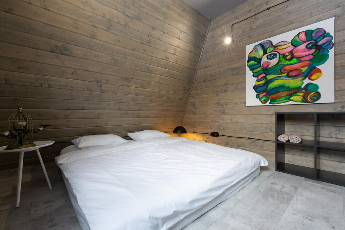 В центре областной столицы уже начали собирать новогоднюю елку, а это верный признак того, что до праздников осталось совсем немного времени. Пора задуматься о месте для торжества. По статистике, большинство россиян останутся дома, и только каждый десятый отправится на дачу или снимет жилье за городом. «Ключ-Медиа» посмотрел все имеющиеся предложения и составил свой топ-5 наиболее интересных вариантов за пределами Владимира.