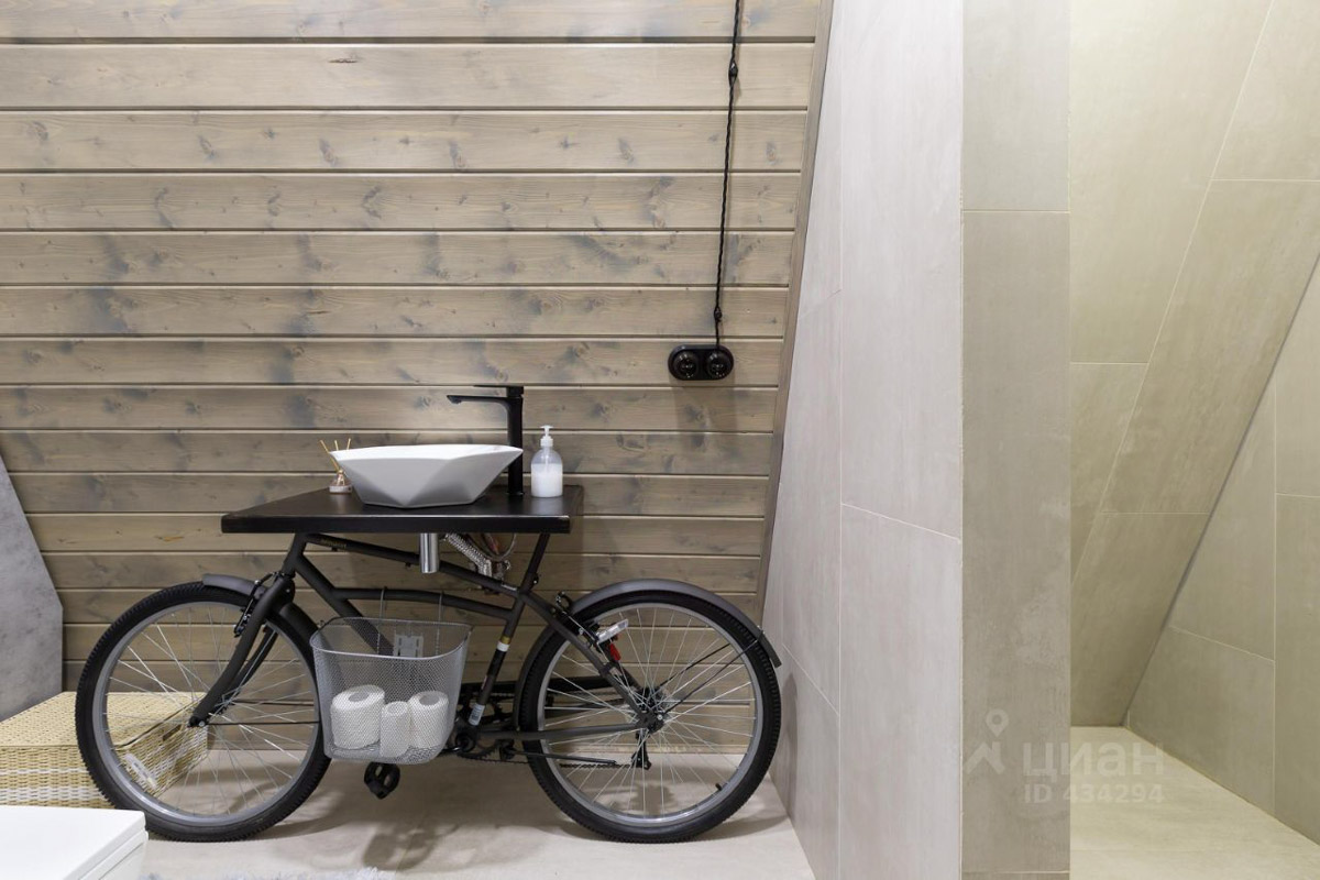 В центре областной столицы уже начали собирать новогоднюю елку, а это верный признак того, что до праздников осталось совсем немного времени. Пора задуматься о месте для торжества. По статистике, большинство россиян останутся дома, и только каждый десятый отправится на дачу или снимет жилье за городом. «Ключ-Медиа» посмотрел все имеющиеся предложения и составил свой топ-5 наиболее интересных вариантов за пределами Владимира.