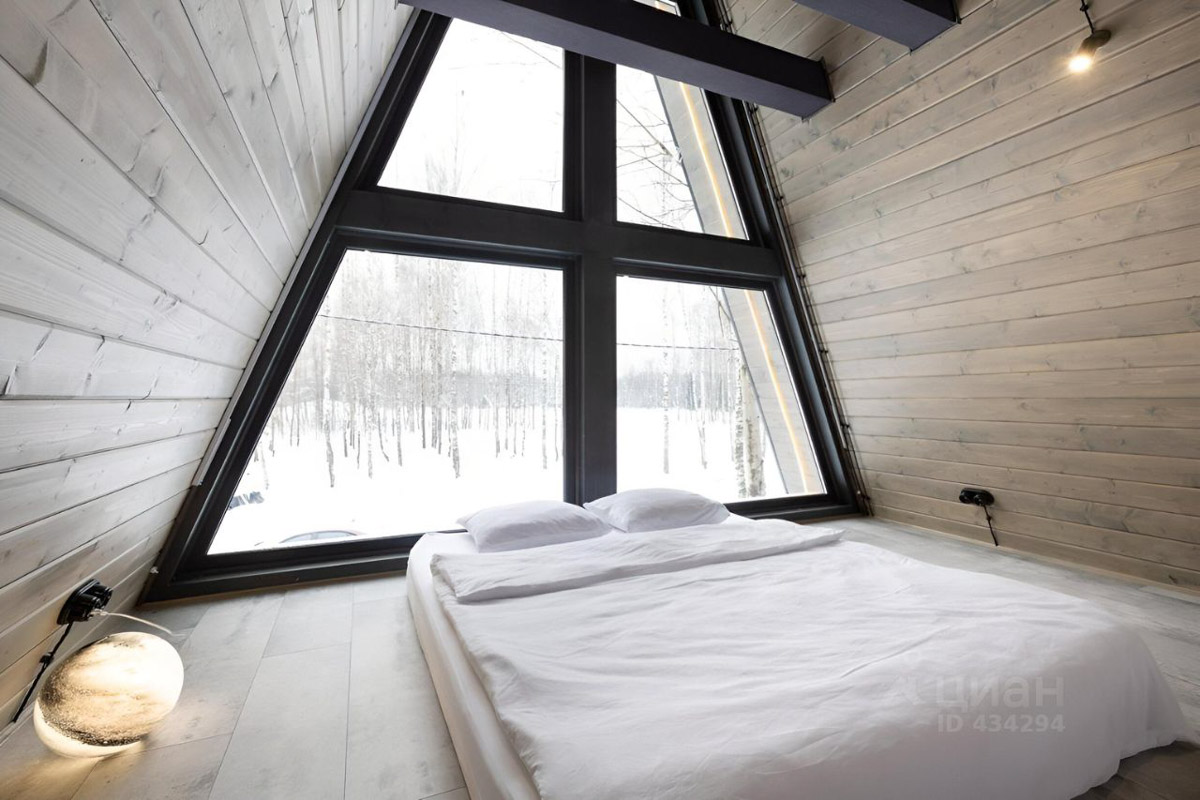 В центре областной столицы уже начали собирать новогоднюю елку, а это верный признак того, что до праздников осталось совсем немного времени. Пора задуматься о месте для торжества. По статистике, большинство россиян останутся дома, и только каждый десятый отправится на дачу или снимет жилье за городом. «Ключ-Медиа» посмотрел все имеющиеся предложения и составил свой топ-5 наиболее интересных вариантов за пределами Владимира.