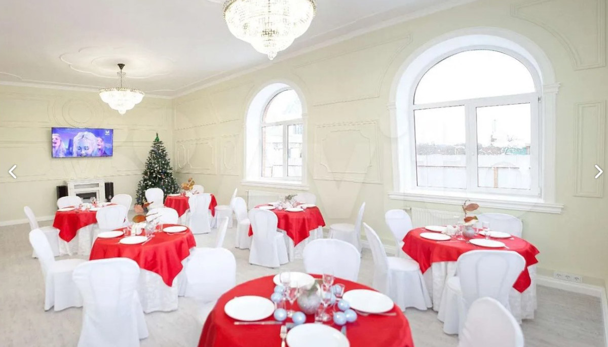 В центре областной столицы уже начали собирать новогоднюю елку, а это верный признак того, что до праздников осталось совсем немного времени. Пора задуматься о месте для торжества. По статистике, большинство россиян останутся дома, и только каждый десятый отправится на дачу или снимет жилье за городом. «Ключ-Медиа» посмотрел все имеющиеся предложения и составил свой топ-5 наиболее интересных вариантов за пределами Владимира.