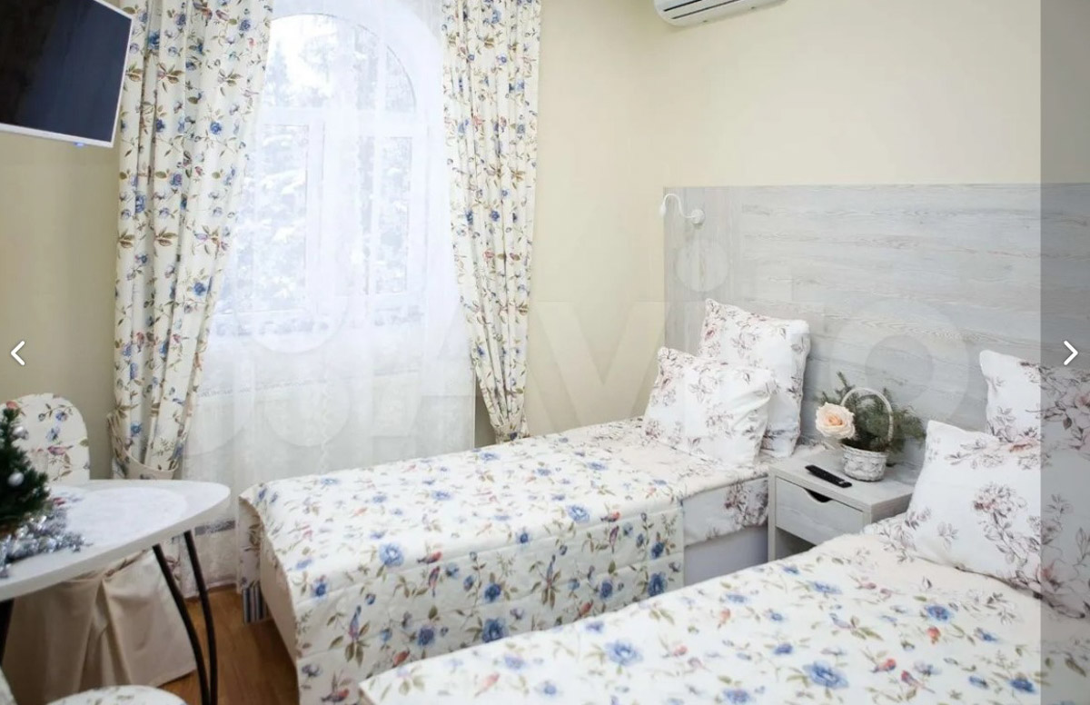 В центре областной столицы уже начали собирать новогоднюю елку, а это верный признак того, что до праздников осталось совсем немного времени. Пора задуматься о месте для торжества. По статистике, большинство россиян останутся дома, и только каждый десятый отправится на дачу или снимет жилье за городом. «Ключ-Медиа» посмотрел все имеющиеся предложения и составил свой топ-5 наиболее интересных вариантов за пределами Владимира.