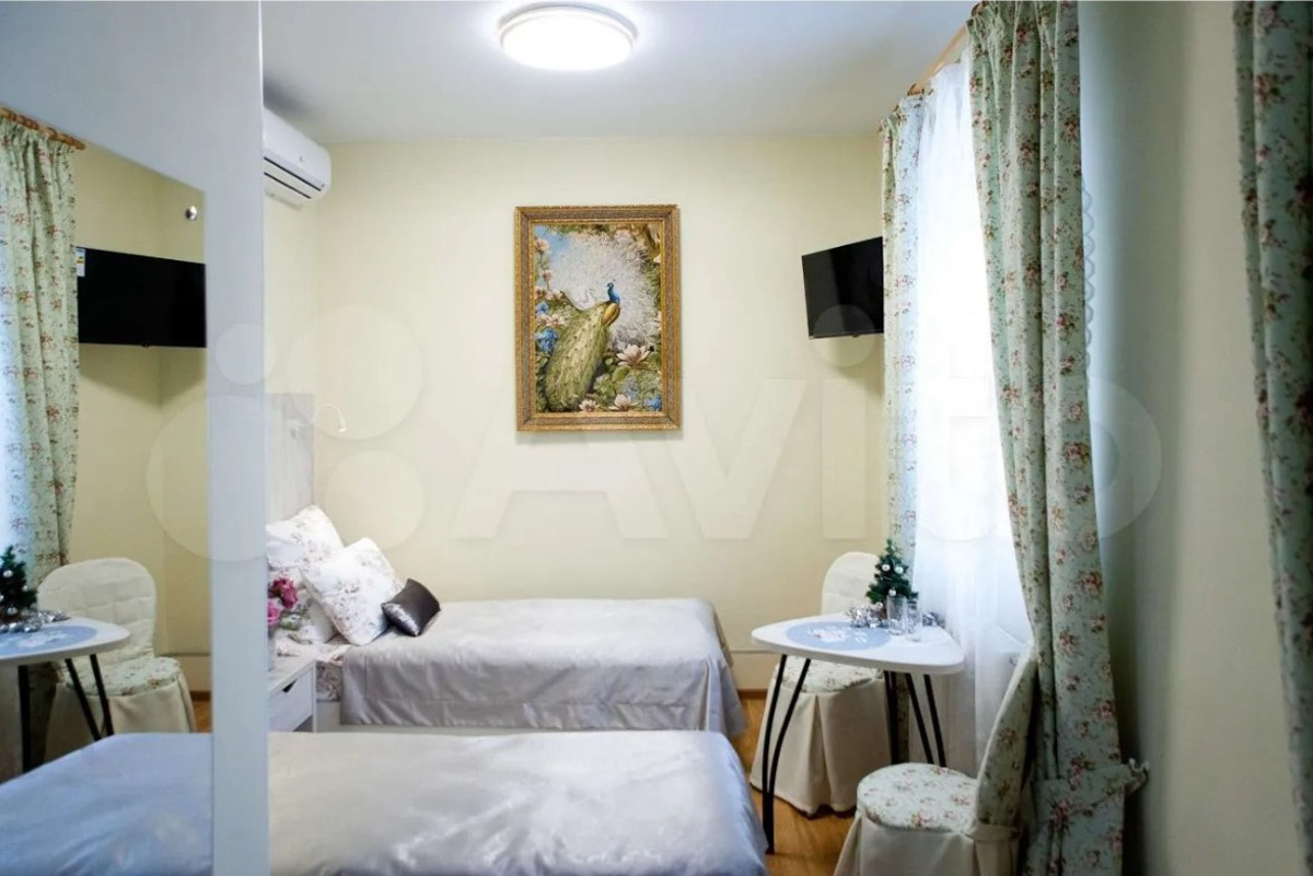 В центре областной столицы уже начали собирать новогоднюю елку, а это верный признак того, что до праздников осталось совсем немного времени. Пора задуматься о месте для торжества. По статистике, большинство россиян останутся дома, и только каждый десятый отправится на дачу или снимет жилье за городом. «Ключ-Медиа» посмотрел все имеющиеся предложения и составил свой топ-5 наиболее интересных вариантов за пределами Владимира.