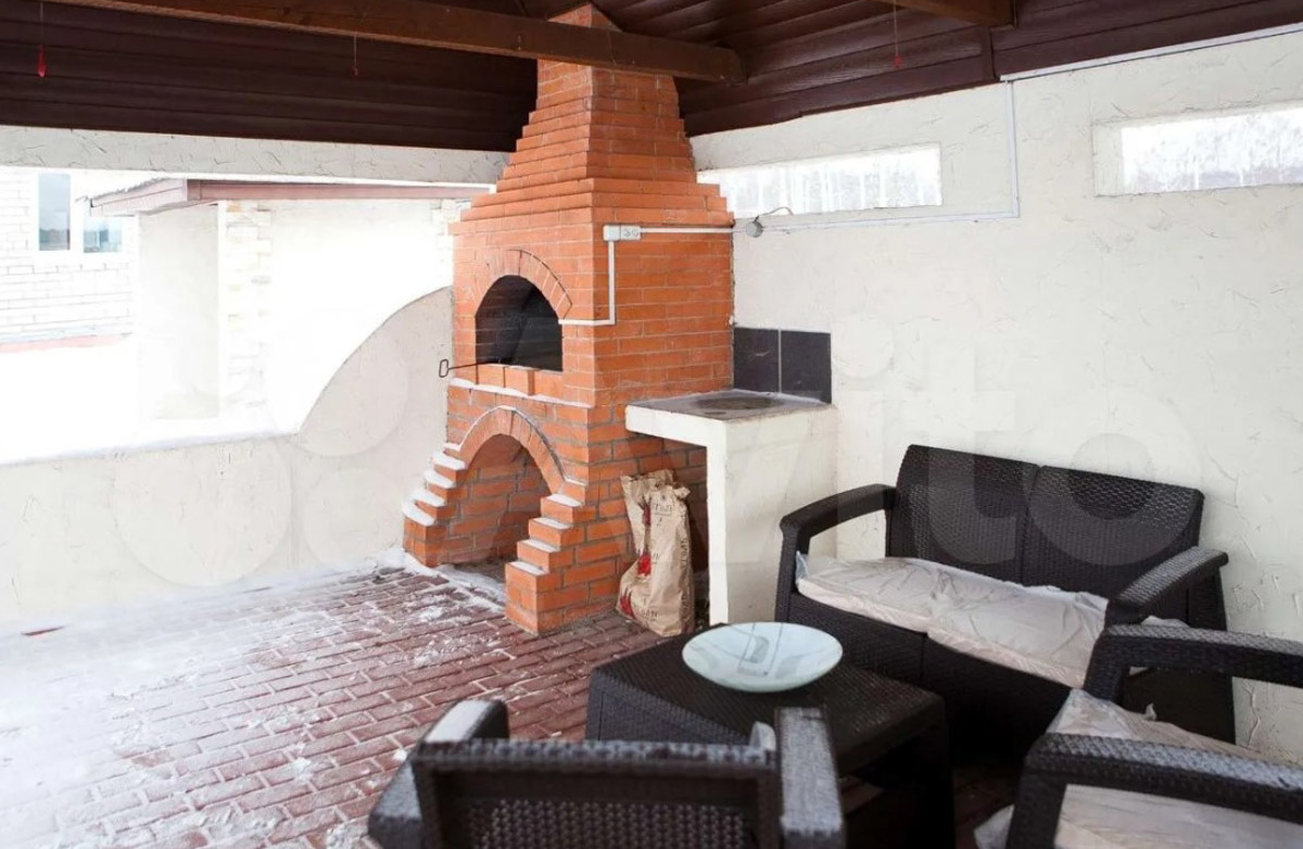 В центре областной столицы уже начали собирать новогоднюю елку, а это верный признак того, что до праздников осталось совсем немного времени. Пора задуматься о месте для торжества. По статистике, большинство россиян останутся дома, и только каждый десятый отправится на дачу или снимет жилье за городом. «Ключ-Медиа» посмотрел все имеющиеся предложения и составил свой топ-5 наиболее интересных вариантов за пределами Владимира.