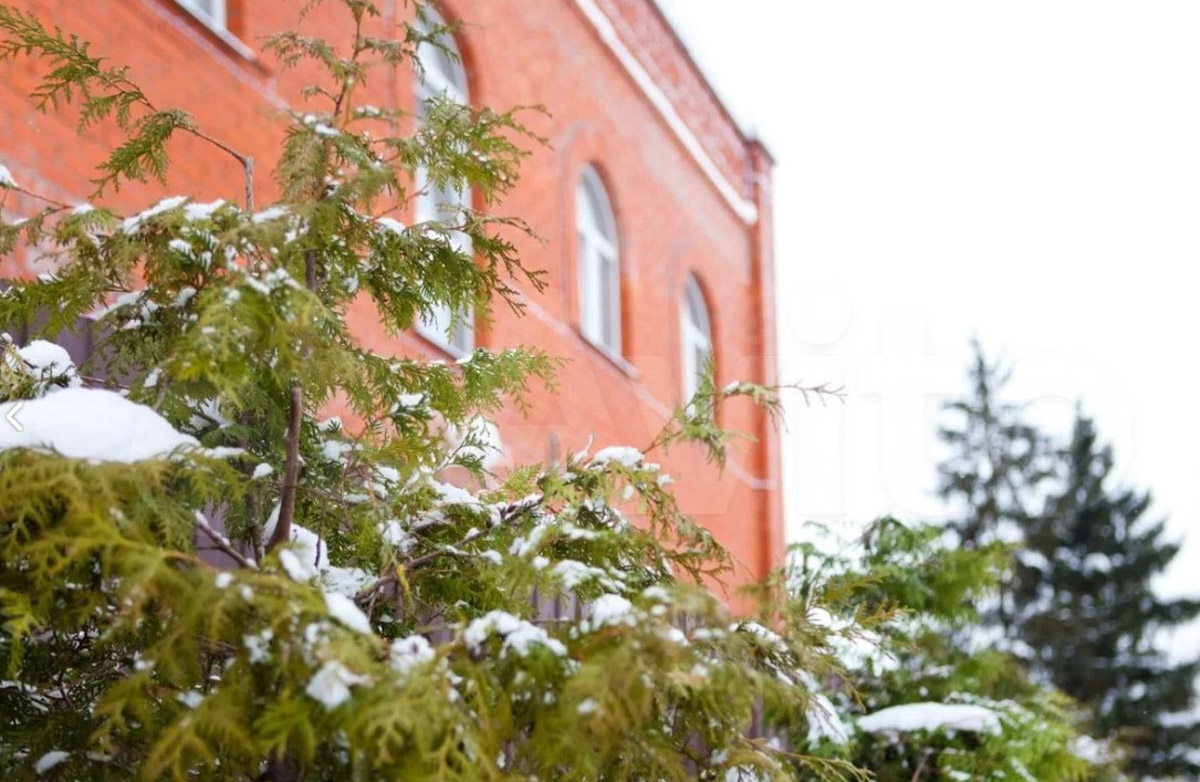 В центре областной столицы уже начали собирать новогоднюю елку, а это верный признак того, что до праздников осталось совсем немного времени. Пора задуматься о месте для торжества. По статистике, большинство россиян останутся дома, и только каждый десятый отправится на дачу или снимет жилье за городом. «Ключ-Медиа» посмотрел все имеющиеся предложения и составил свой топ-5 наиболее интересных вариантов за пределами Владимира.