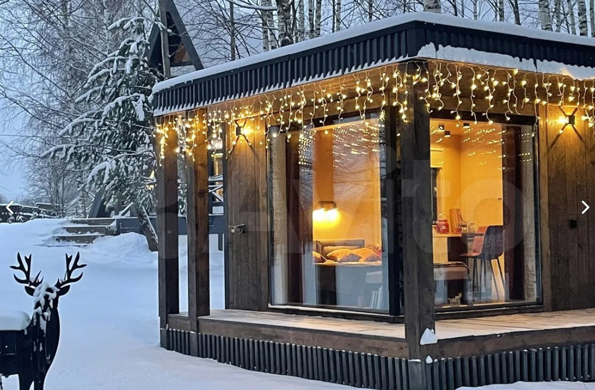 В центре областной столицы уже начали собирать новогоднюю елку, а это верный признак того, что до праздников осталось совсем немного времени. Пора задуматься о месте для торжества. По статистике, большинство россиян останутся дома, и только каждый десятый отправится на дачу или снимет жилье за городом. «Ключ-Медиа» посмотрел все имеющиеся предложения и составил свой топ-5 наиболее интересных вариантов за пределами Владимира.