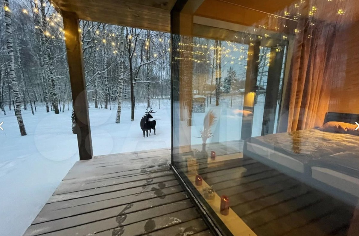 В центре областной столицы уже начали собирать новогоднюю елку, а это верный признак того, что до праздников осталось совсем немного времени. Пора задуматься о месте для торжества. По статистике, большинство россиян останутся дома, и только каждый десятый отправится на дачу или снимет жилье за городом. «Ключ-Медиа» посмотрел все имеющиеся предложения и составил свой топ-5 наиболее интересных вариантов за пределами Владимира.